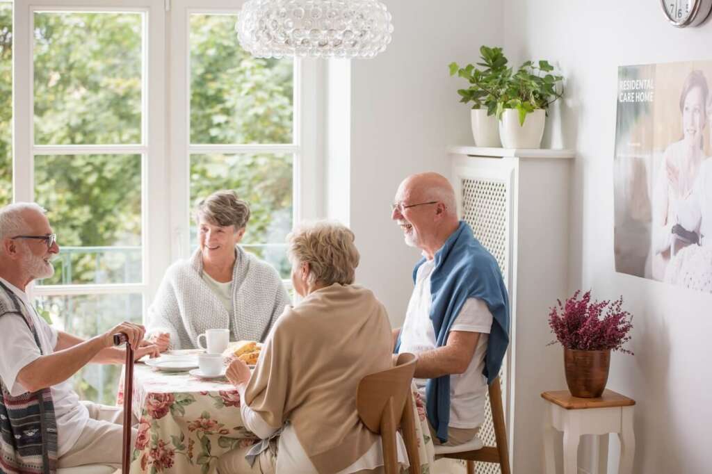 assisted living residents dining together
