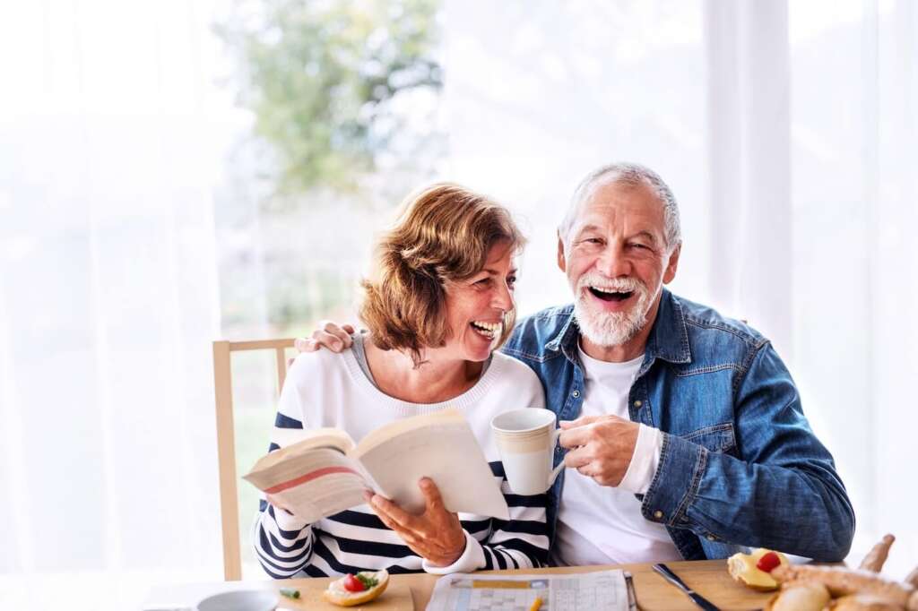 independent living residents enjoying breakfast in full kitchen
